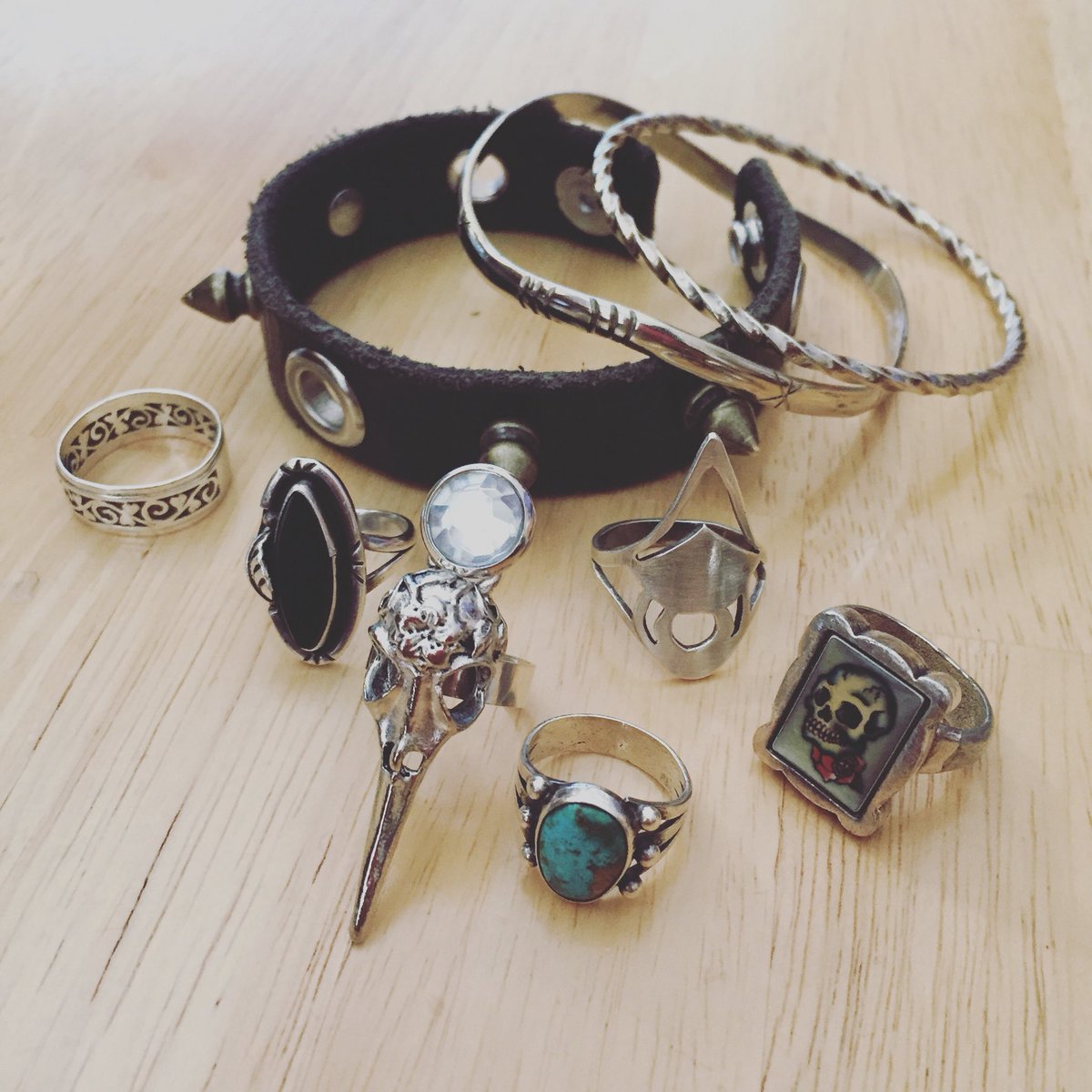 citizenrobot's tweet photo. TFW you take off all your jewelry after work and lose +27 magical defense points #lifeisanRPG https://t.co/5JMyfFRBuT