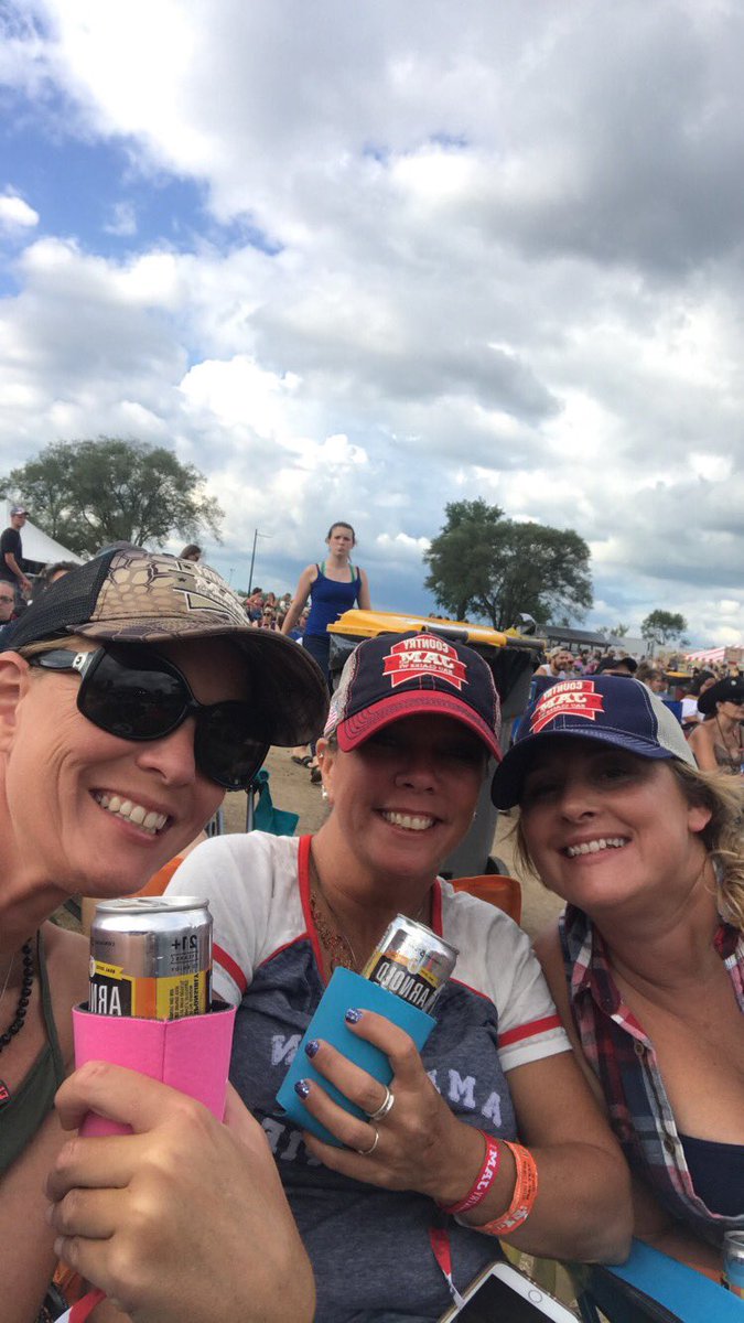 mdkeled's tweet photo. We’re waiting for you @clearman73 @sclear34 #blakeshleton #drinkwithus #countryjam2018 @blakeshelton https://t.co/0qjn7NO0SN