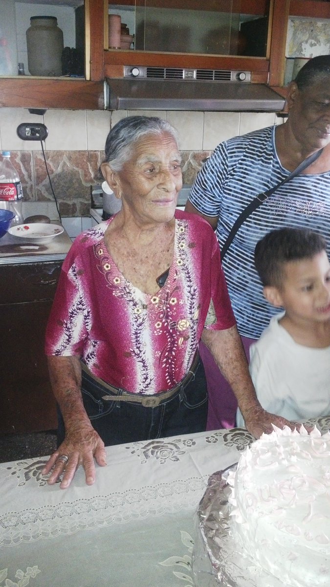 Robertm_27's tweet photo. Cumpleaños 97 de mi abuela. https://t.co/XWiaTgxjGb