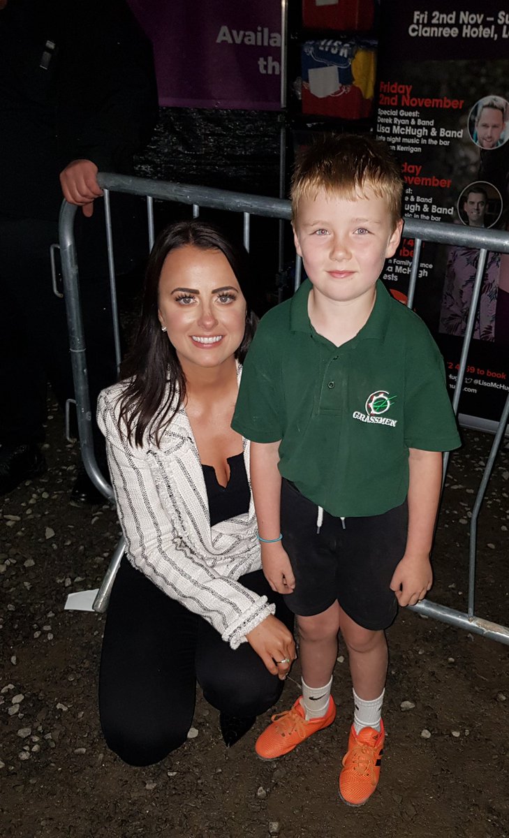 DianeOlfert's tweet photo. Wonderful concert @LisaMcHughx and thank you for pic. Very kind. Harvey enjoyed your concert almost as much as your tractor driving with @The_Grassmen. #dalfest18 #glenarm https://t.co/DTdH2JJVF7