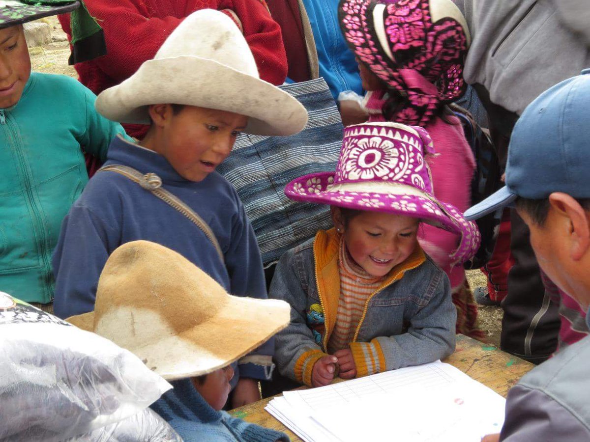 YTSF_sep_org's tweet photo. Estuvimos en Chumbivilcas, Cusco en una larga pero reconfortante jornada, repartimos más de 4000 mantas y alimentos en las comunidades de Huintocoyo, Picutani e Incuta.
¡La solidaridad también abriga! 
#YoTambiénSientoFrío https://t.co/cnOrNbQE3Y