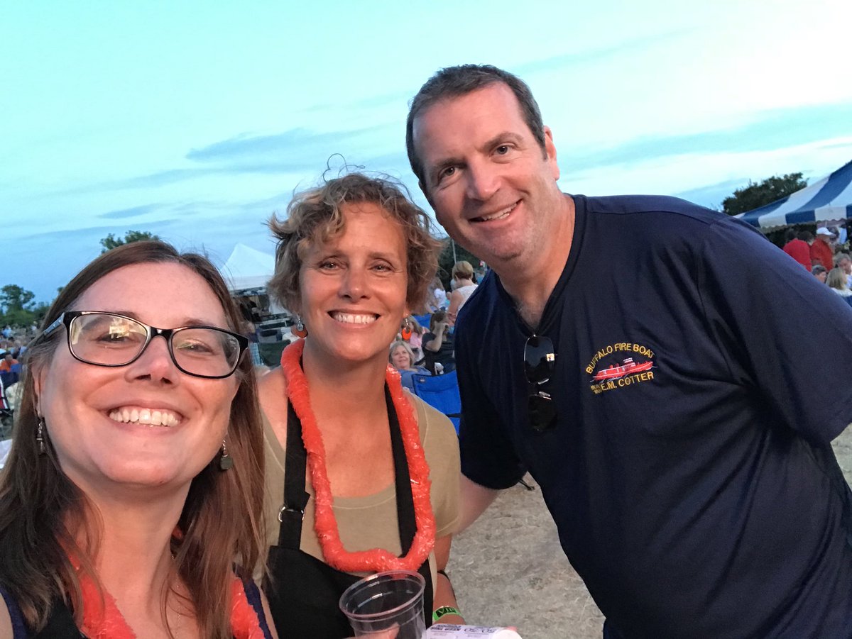Justjill555's tweet photo. Rocking the Barn! #rtbclarence #Moneypants #slowrollbuffalo https://t.co/ysNL0UyONL