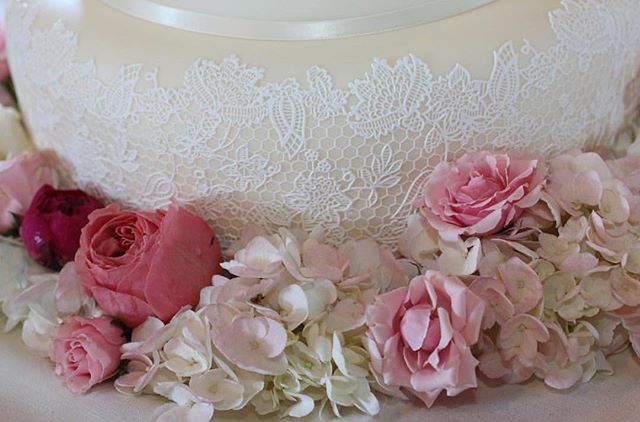 carriescakesut's tweet image. Classic wedding style with seriously dreamy texture. 💕
.
.
.
.
#realcake #cakeartist #cakeideas #carriescakes #utahcakeartist #cakeinspo #weddingcake #utahweddings ift.tt/2LC4eKT