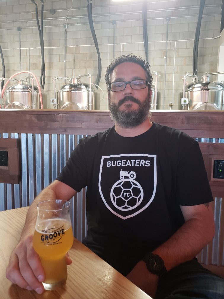 ibdgrinch's tweet photo. Using these #FieldHands to cut down some brews @newgroovebrew and reppin' @bugeatersfc https://t.co/pnBqRA8MeY