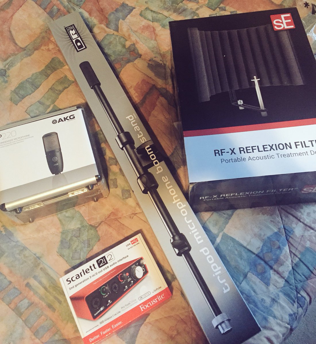 SeyMC's tweet photo. Back to the basics. Finishing this album. https://t.co/7fpcHbm6kS