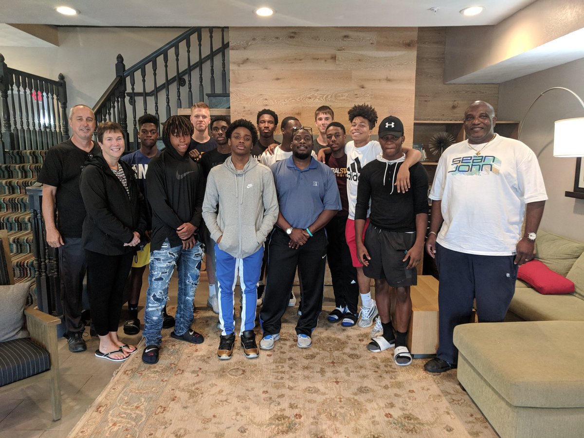 us_aau's tweet photo. #OhioCeltics headed out for team meal.... getting ready for the @USAmateurBBall @IUSABB #NextLevelClassic 🍀🇺🇸🏀💯 https://t.co/f5CfKtLxTF