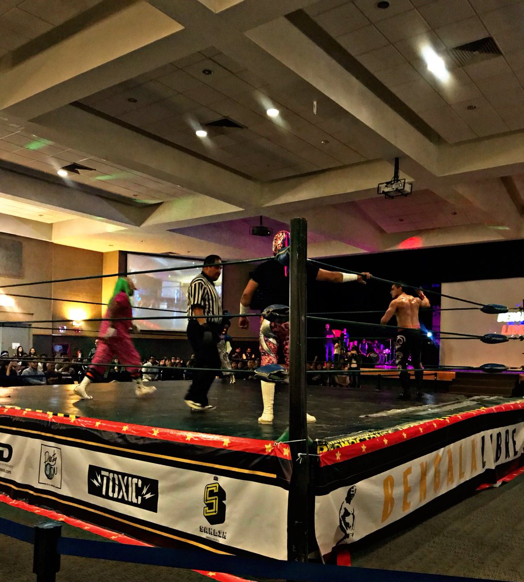 Se calientan los ánimos en nuestro #BengalaLibre ¡Que empiece la pelea!. La afición atenta a la primera batalla. 💥💥