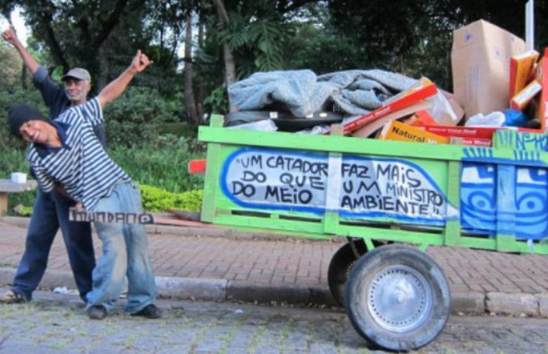 thegreenestpost's tweet photo. Que governo que nada! 90% do lixo reciclado no Brasil é graças aos catadores de recicláveis: https://t.co/r2w6f1jC5Q https://t.co/GsbR15RVn8
