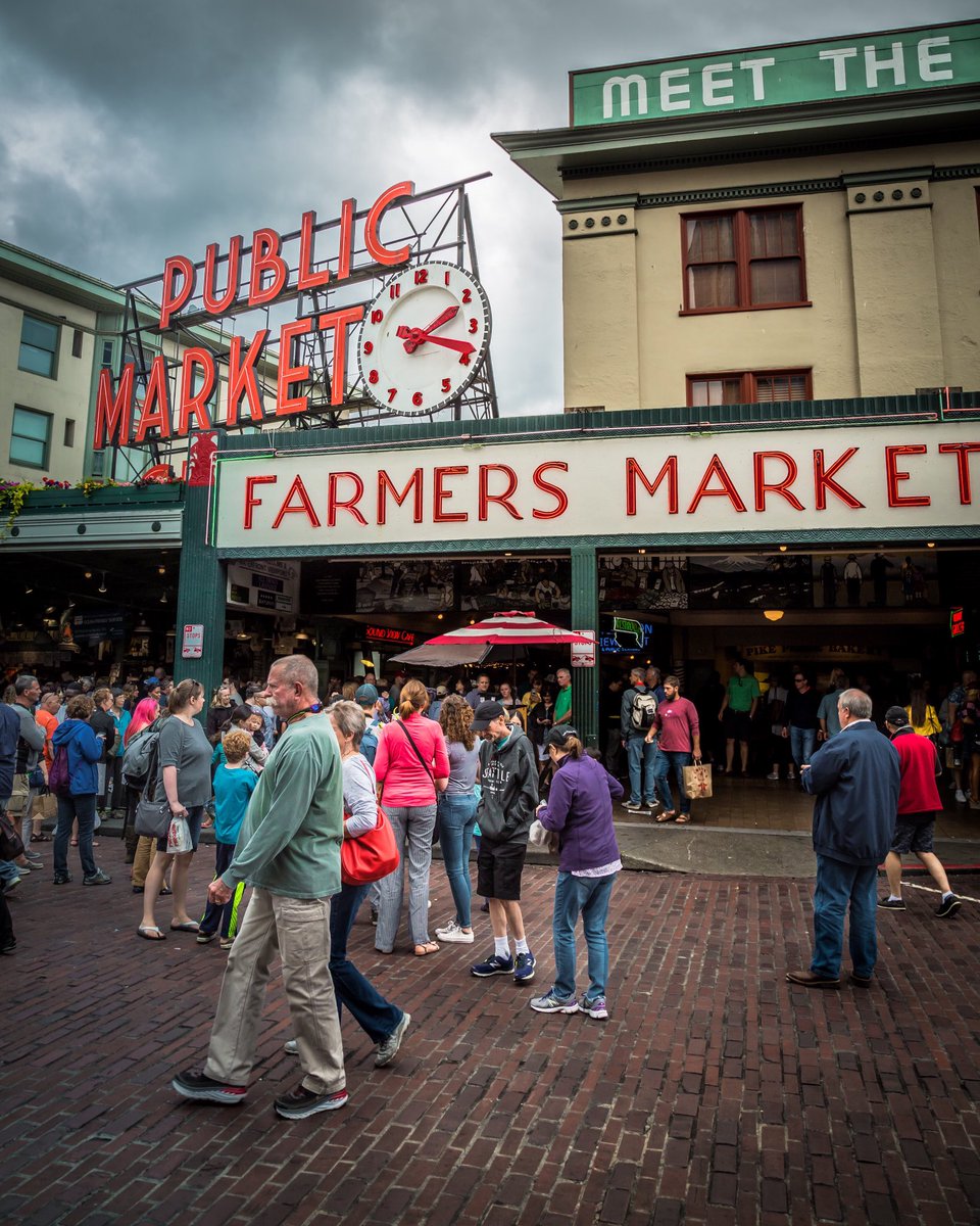 Happy Friday Everyone! 
P.S. Seattle I Love You!
.
.
.
.
#seattle #feelthelove #westcoast #pacificnorthwest #pikeplacemarket