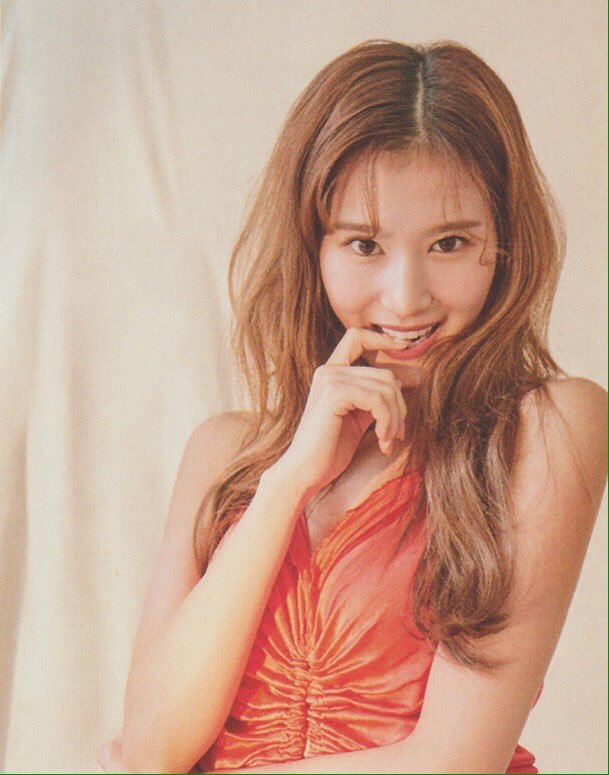 m_bby__sana's tweet photo. 한 명만 빠져도 너무 허전해요 누구한 사람이라도 없으면 빈자리가 크게 느껴지지 않아 ? 정말 이상해요 #트와이스 #사나 #marieclaire https://t.co/19yfjaLsml