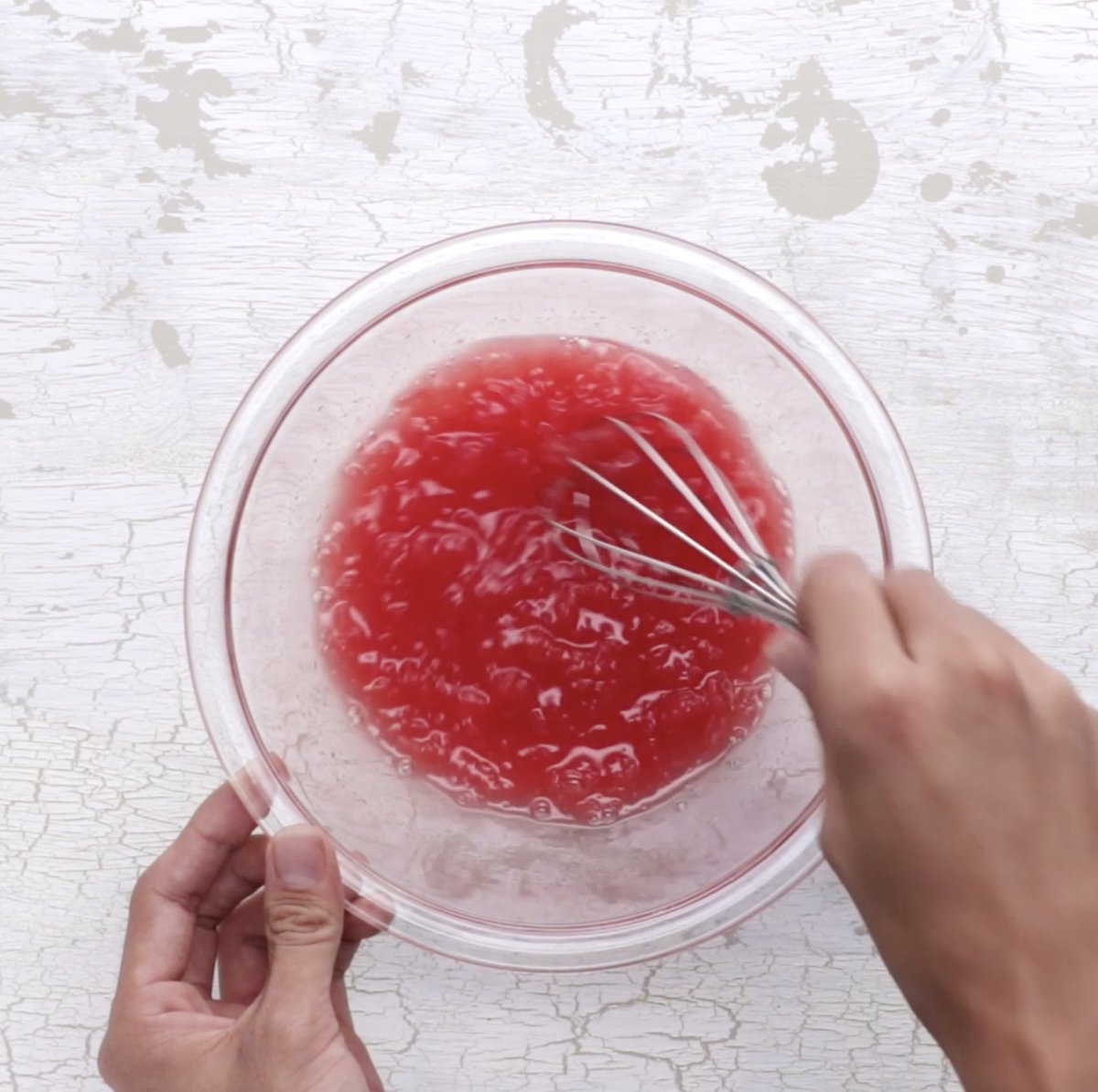 Tasty Japan 4 白の部分を作る 牛乳を固まった赤の部分の上に8割くらいまで流し込む 固まるまで冷やす