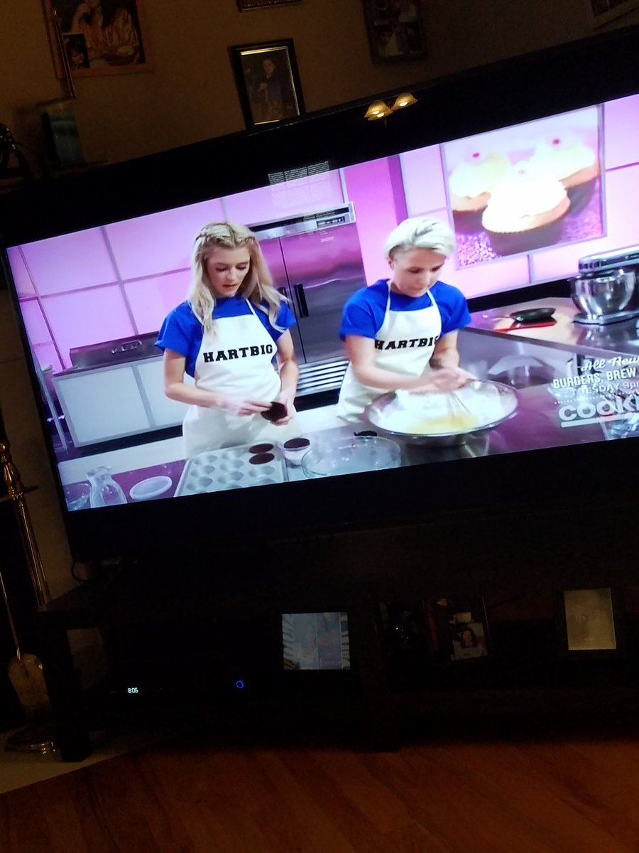 parabadass's tweet photo. Ugggghhhhh I feel like my 2016 was a waste because I didn't see @harto and @gracehelbig on cupcake wars. Like what am I doing with my life!? #hartbig ๐ฉ๐ผโ๐ณโค๐ท https://t.co/iTdw08OVJA