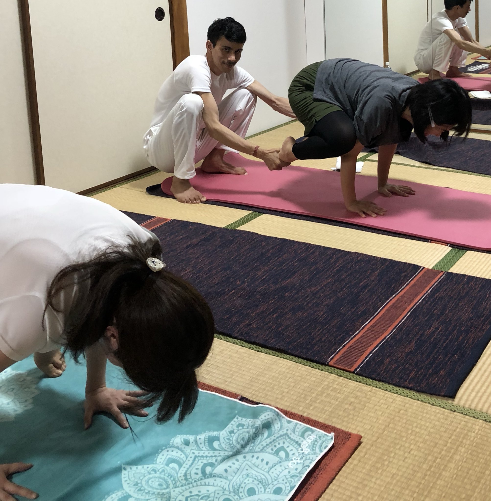 Yoga Sv Auf Twitter おはようございます すっきりしないお天気ですね アームバランスやヘッドスタンドなどのポーズは難しいですよね 上級者ポーズを完璧にしたい そんな方も大歓迎です 鹿児島 ヨガ 上級者 インド リシケシ 腰痛 高齢 初心者
