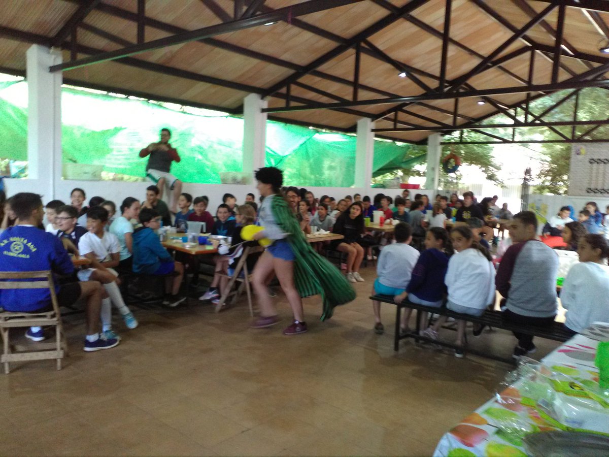 Scott y Brite nos enseña cómo mantener en campamento limpio. Aquí hasta limpiar es divertido!!