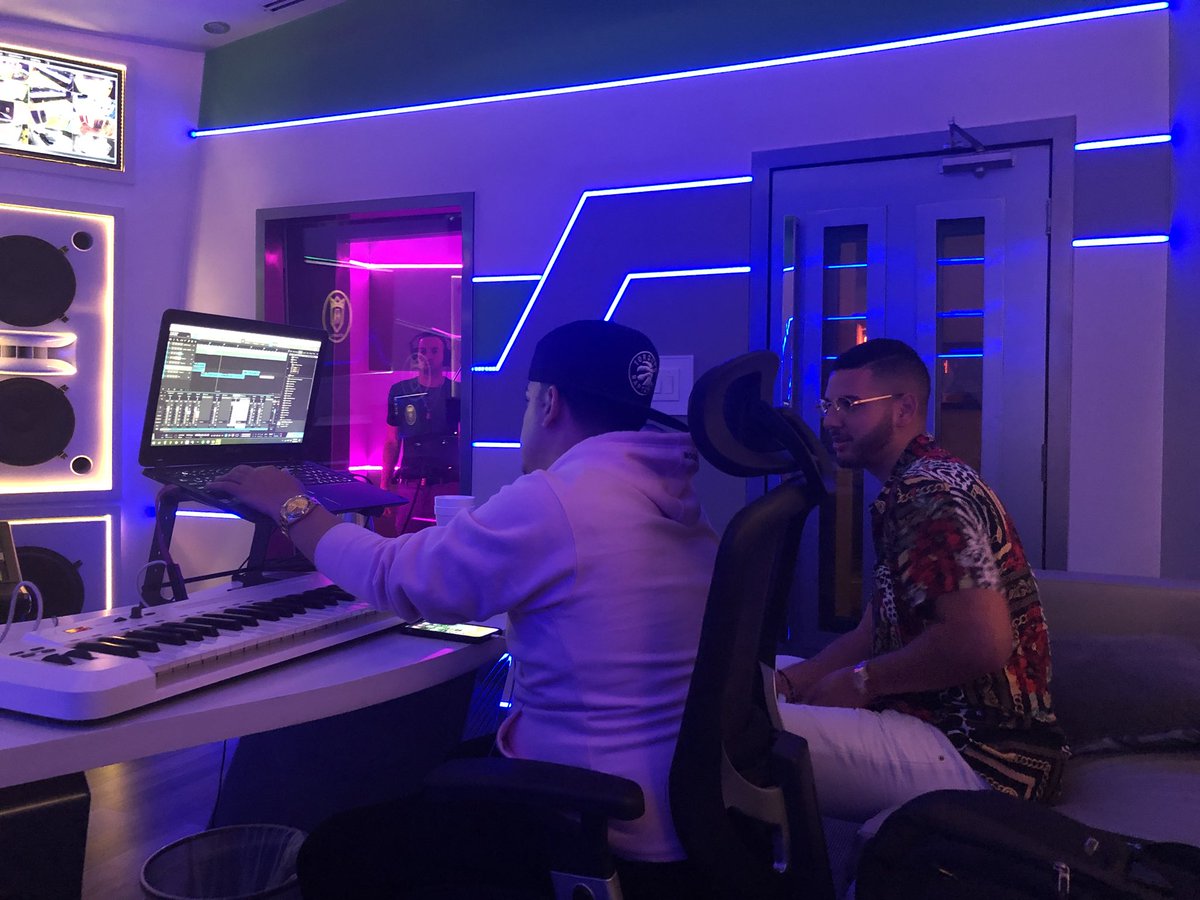 takeoverincpr's tweet photo. En el estudio con @cautymusic @jquiles y @magnificotbm esto es sin parar‼️ #TakeOverInc + #LimitlessRecords https://t.co/ojuXsOjwbo