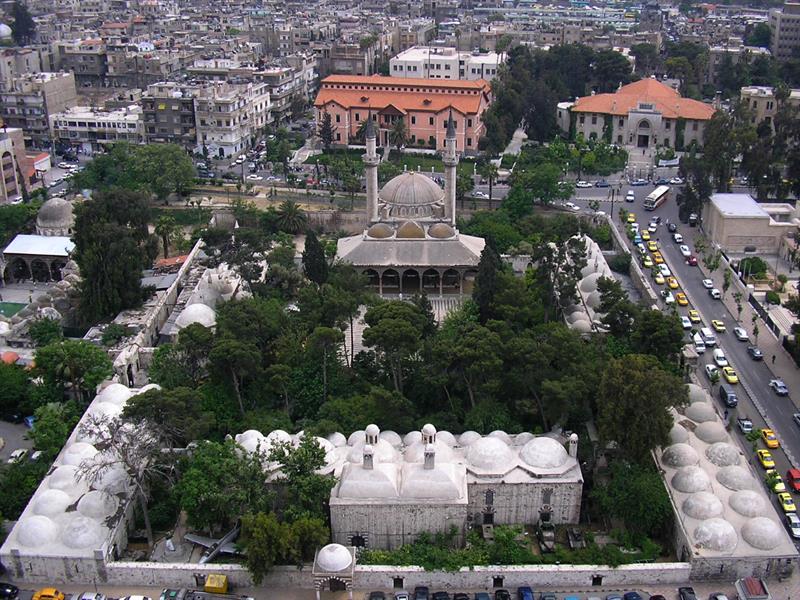 لمحتُ في عيناك دمشق وأشيائي و
أمنياتي وأنا يا أنا مُغْرم بعيناك ، كما
أُغرمتُ بدمشق...