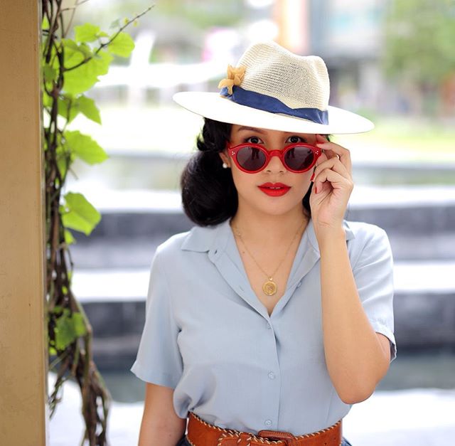 BesameCosmetics's tweet photo. We've loved sharing the #BesameCosplay looks all week, and @ellimirror's Peggy's Hollywood arrival look #cosplay is one of our favorites! She's wearing #RedHotRed, another beautiful red lipstick that was featured on #AgentCarter. 💄 Can't wait to meet everyone at #SDCC tomorrow! https://t.co/HhjaCbu5yA