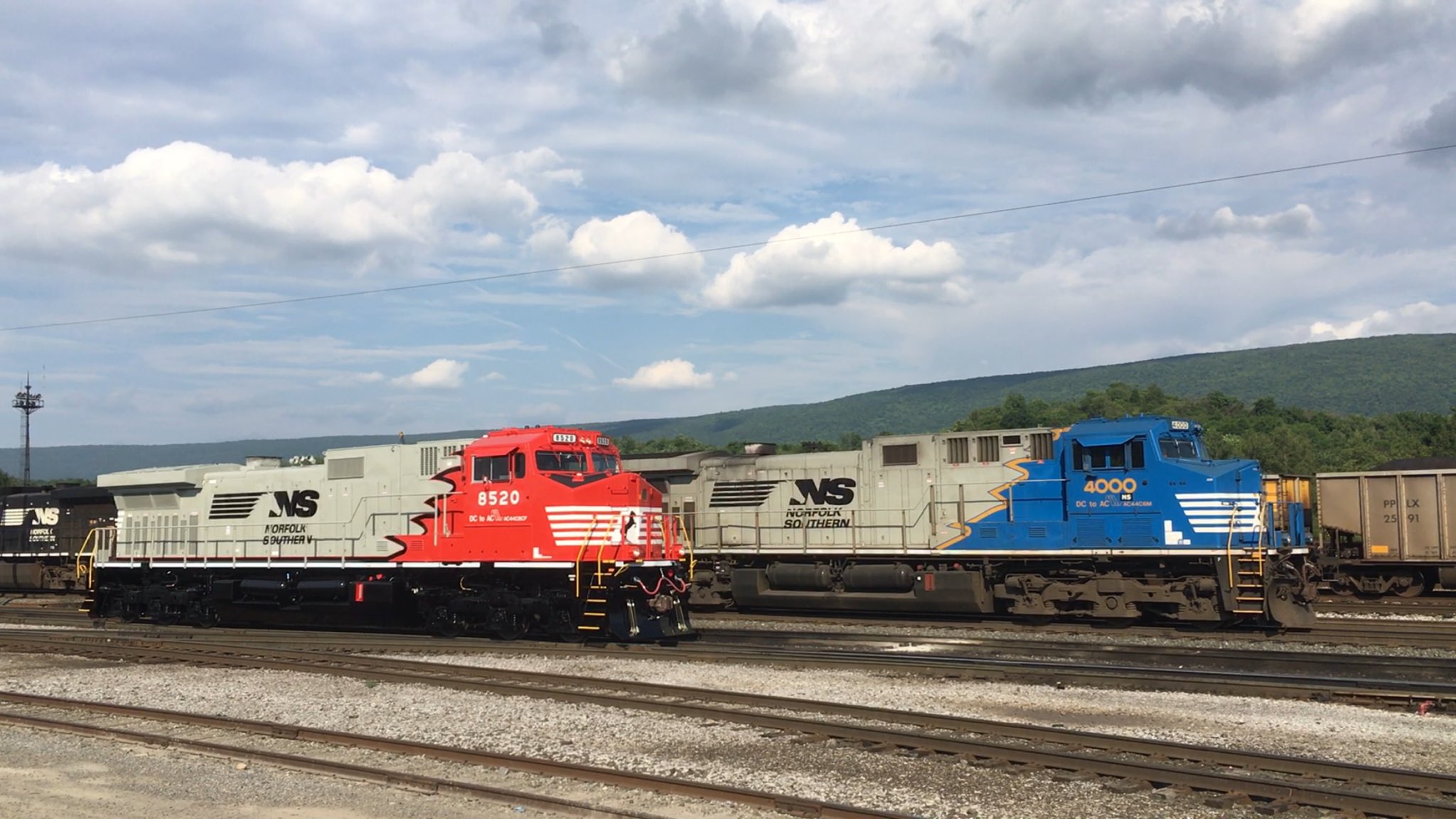 Norfolk Southern Intermodal Train 21m Led By Ac44c6m 4000 Passes Ac44c6cf 85 At Our Juniata Locomotive Shop In Altoona Pa Learn About Shipping With Ns T Co Kmzqgz0kfb T Co N9uabldtjo
