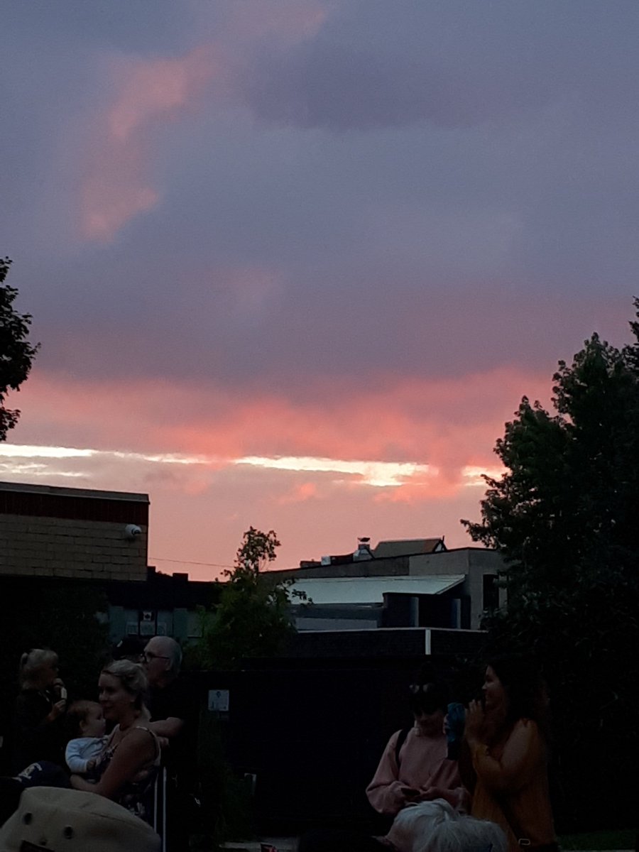 KatherineKrige's tweet photo. A pretty sunset over the park. That's a good sign for @HomeCountyFest
#LDNENT #ldnont https://t.co/QJdMKpI2vP