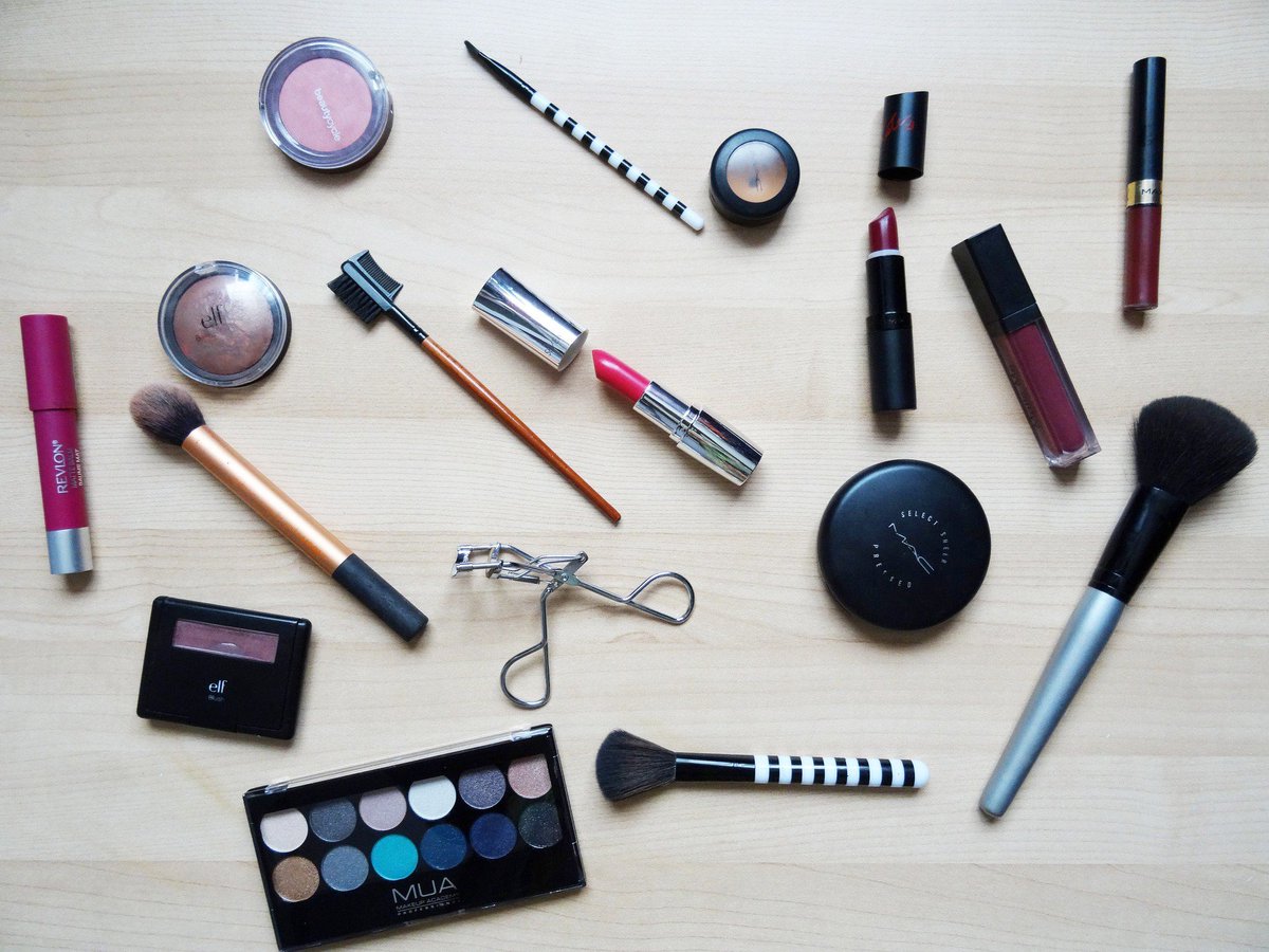 ustoshop's tweet photo. With the rise of E-commerce, more women are buying skincare products and makeup online. Today, the average "worth" value of a woman's face is around $8/ day. That's almost $2,700/ year per person! ๐ฎ #WOW
#USTOSHOP #shop #ecommerce #logistics #OnlineShopping #Shopping #business https://t.co/naAbZsHN15