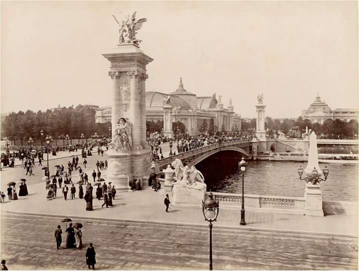 parisvisites's tweet photo. Se promener dans Paris piétonnier...en 1900 ! #Paris #tourisme Paris #vacances tourisme #France https://t.co/WPLb0XgMrp