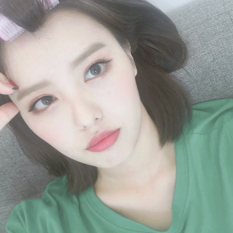 MMLD_Official's tweet photo. [#아인] 메리들 요즘 너무 덥죠?☀️ 
항상 더위 조심하고 물 많이 마시구! 
아인이 보고 힘내💛 

Merries! It’s really hot these days ☀️ Always be aware of the heat &amp; drink a lot of water!
I love you💛

#MOMOLAND #모모랜드 #Ahin https://t.co/nQLJblmM5P