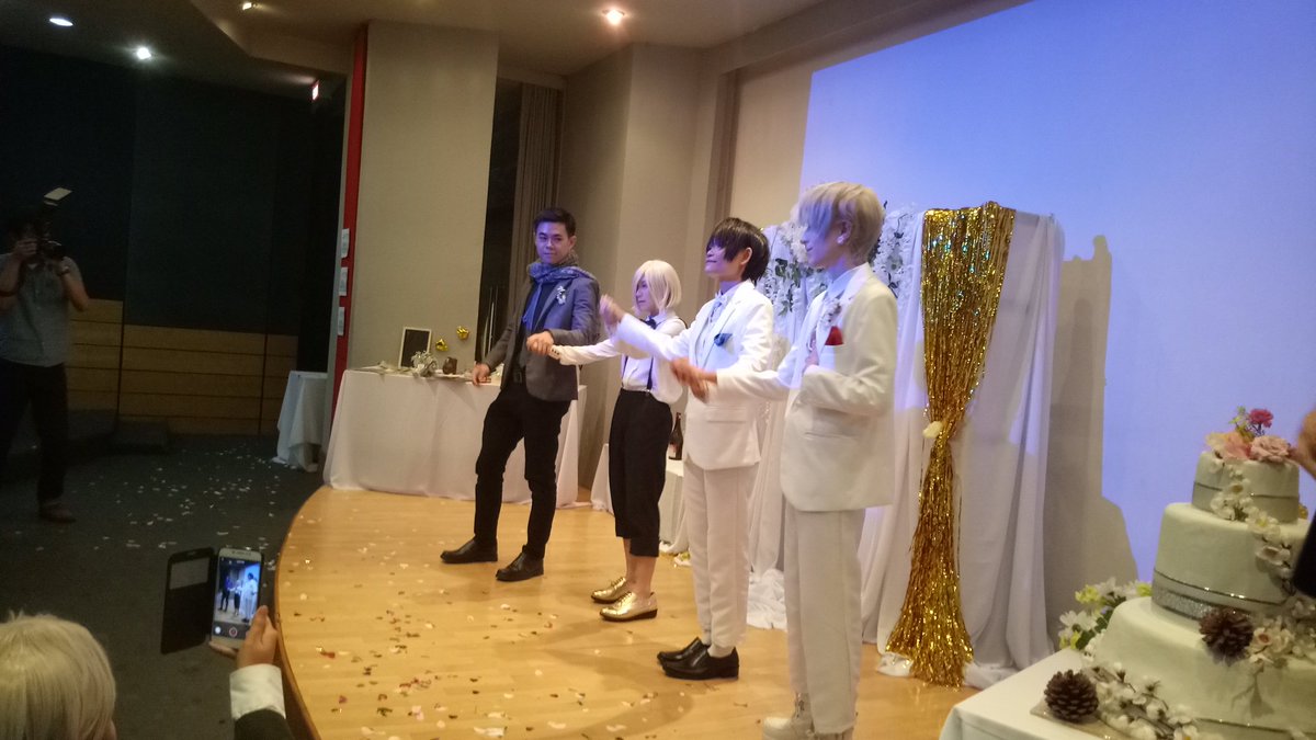 OTPconID's tweet photo. HISTORY HAS BEEN MADE! #yurionicewedding #yurionice #OTPCON https://t.co/MA7X6qsOZw