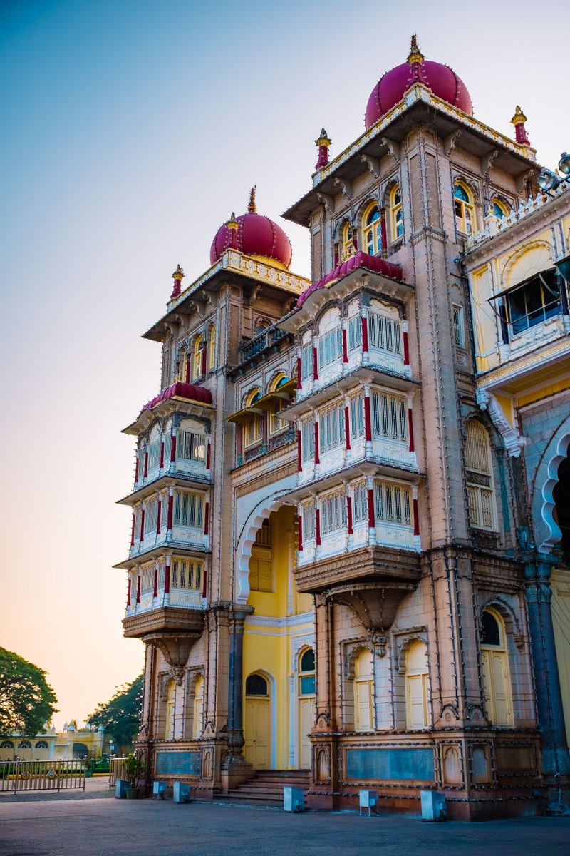 pipabella's tweet photo. Pretty colorful sights on a weekend morning is all we live for!🌸😍
#PipaBella #WheresPB #mysorepalace https://t.co/fyyTzsGxYx