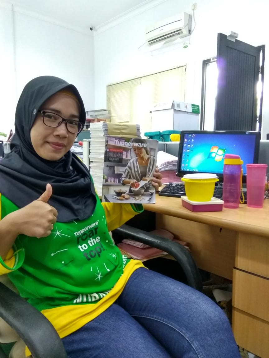 devi_nia89's tweet photo. Berkat produk @tupperwareID
Urusan dapur & bekal kantor pun semakin rapih dan gak pake repot. Yuk ikutan @Rey_II
@nq @df_nisa @wp
@bq
#SelfieWithCatalog
#KatalogTupperware https://t.co/Ie2BgyPFLM
