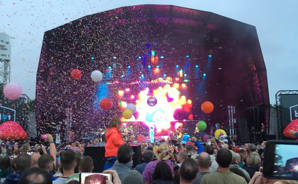 Guybiggs's tweet photo. Working hard on the #Jefi outreach programme by day then popped out to see the other show later. It was pretty nuts! @bluedotfestival #actorslife @gregkellyactor @Roz_Woz_Ere https://t.co/NEoK4bHy9n
