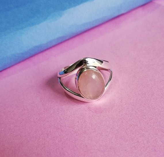 Rose Quartz Ring In Sterling Silver
buy at
etsy.com/in-en/listing/…
#RoseQuartzRing #HealingCrystalRing #PalePinkRing #925SterlingSilver #PinkStoneRing #PromiseRing #QuartzJewelry #DoubleBandRing #WeddingRing #BohemianRing #PersonalizedRing #VintageRing #DelicateRing #BohoRing