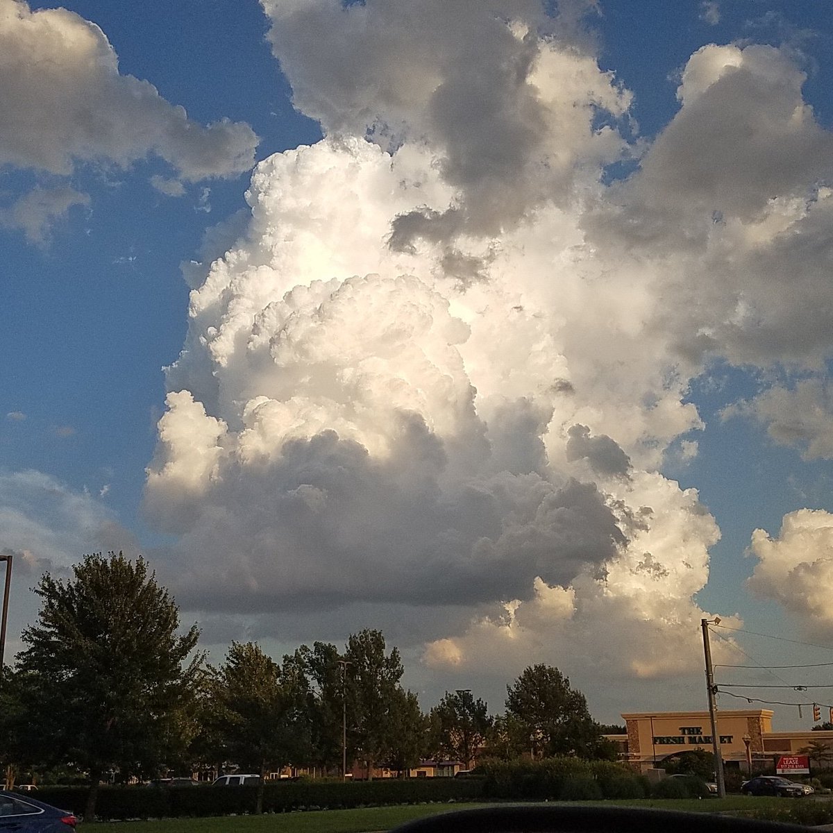 TheMusiciansDen's tweet photo. @RonanRhodes some great clouds this evening #Weathercloud #tristatewx https://t.co/W3StWQTrtP