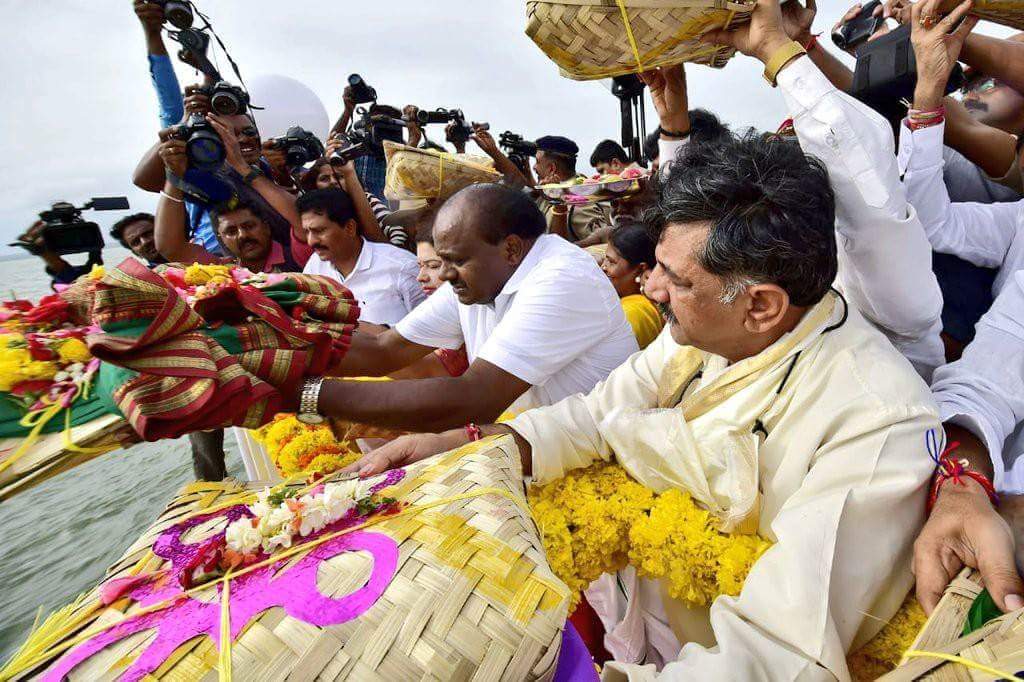 lingadruva's tweet photo. ಜಲಸಂನ್ಮೂಲ ಹಾಗೂ ವೈದಕೀಯ ಶಿಕ್ಷಣ ಸಚಿವರಾದ #ಡಿಕೆ_ಶಿವಕುಮಾರ್ ರವರು ತಲಕಾವೇರಿ ಯಲ್ಲಿ ಪೂಜೆ ಸಲ್ಲಿಸಿ #ಕೆ_ಆರ್_ಎಸ್_ಡ್ಯಾಂ ಗೆ ಬಾಗಿನ ಅರ್ಪಣೆ ಮಾಡಿದರು. #support_DKS @DKSureshINC @anilkum68165728 @kempraj1 @IamDKShivakumar @DKShivakumar @srivatsayb @RahulGandhi @adarsharaga @RanjithSGowda4 @bindugowda12 https://t.co/rmDuZv93rQ