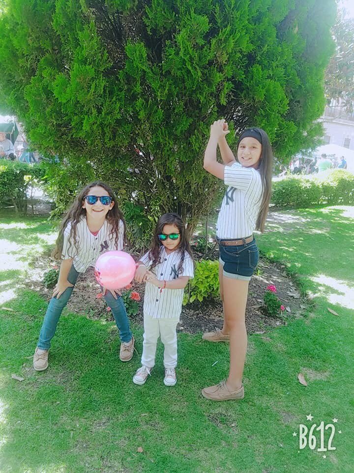 Lizzbethhdz10's tweet photo. #VeranoMLB Melanie,Natalia y valeria apoyando a los yankees  saludos desde San Luis Potosí https://t.co/csbXQ8AD47