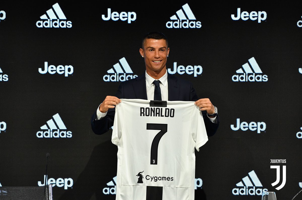 Footballogue's tweet photo. [#SerieA🇮🇹] Le salaire de Cristiano Ronaldo 🇵🇹 à la Juventus 💰 :

30 M€/an
2,5 M€/mois
83,350 €/jour
3500€/heure
58€/minute

💸💸😮 https://t.co/sUjIsptUEd
