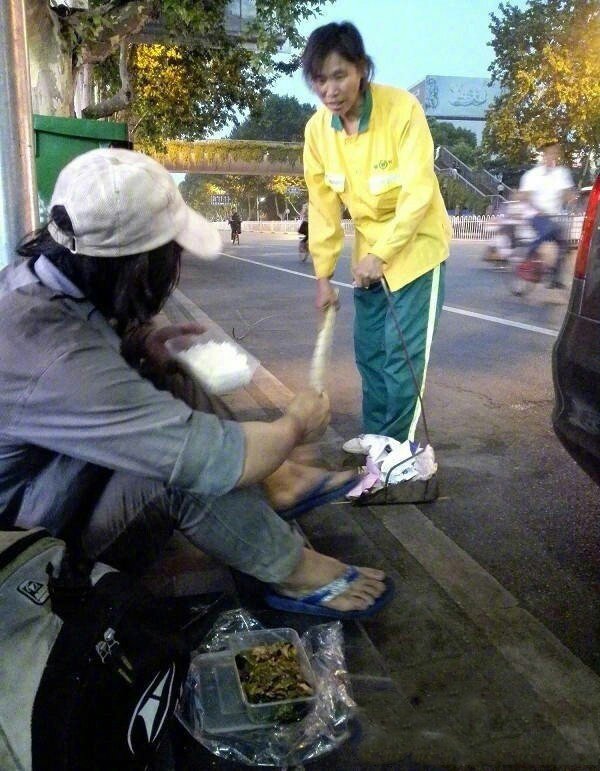 GrobbamLidia's tweet photo. 湖北襄阳，一个好心的餐馆老板给辛苦的环卫工阿姨盛了一份盒饭。环卫阿姨接过盒饭，却径直走到公交站旁的流浪汉身边，把盒饭递给了他。她说，看他一下午都没吃饭，担心饿坏了。“我没关系，可以晚上9点下班回家吃。”爱是循环，这一幕，真暖！ #爱心 #摄影  @Alliglor  @iruitui https://t.co/qU3xZr2Xqe