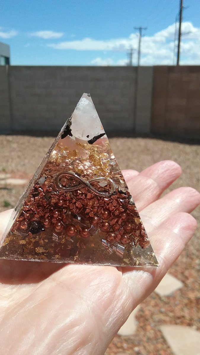 shesus913's tweet photo. #orgonite #orgone #orgonepyramid #orgonitepyramid I make these. :) https://t.co/PRI6733vbf