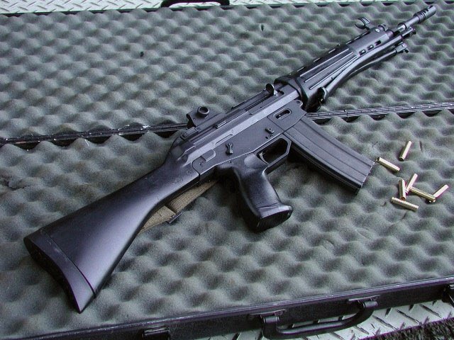 織田尚 ヒルコ 妖怪ハンター30周年 バトルロワイヤル2 戦国自衛隊1549 世紀少年 突入せよ あさま山荘事件 一時期はやたら銃器プロップを作ってました 式5 56mm小銃は当時モデルガンもなかったのでフルモデリングです