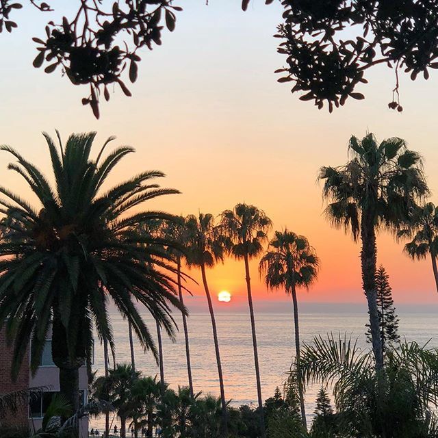 aczeb's tweet image. Sunset in La Jolla!  Starting the weekend off right! #lavalenciahotel #lajolla ift.tt/2LmytIX