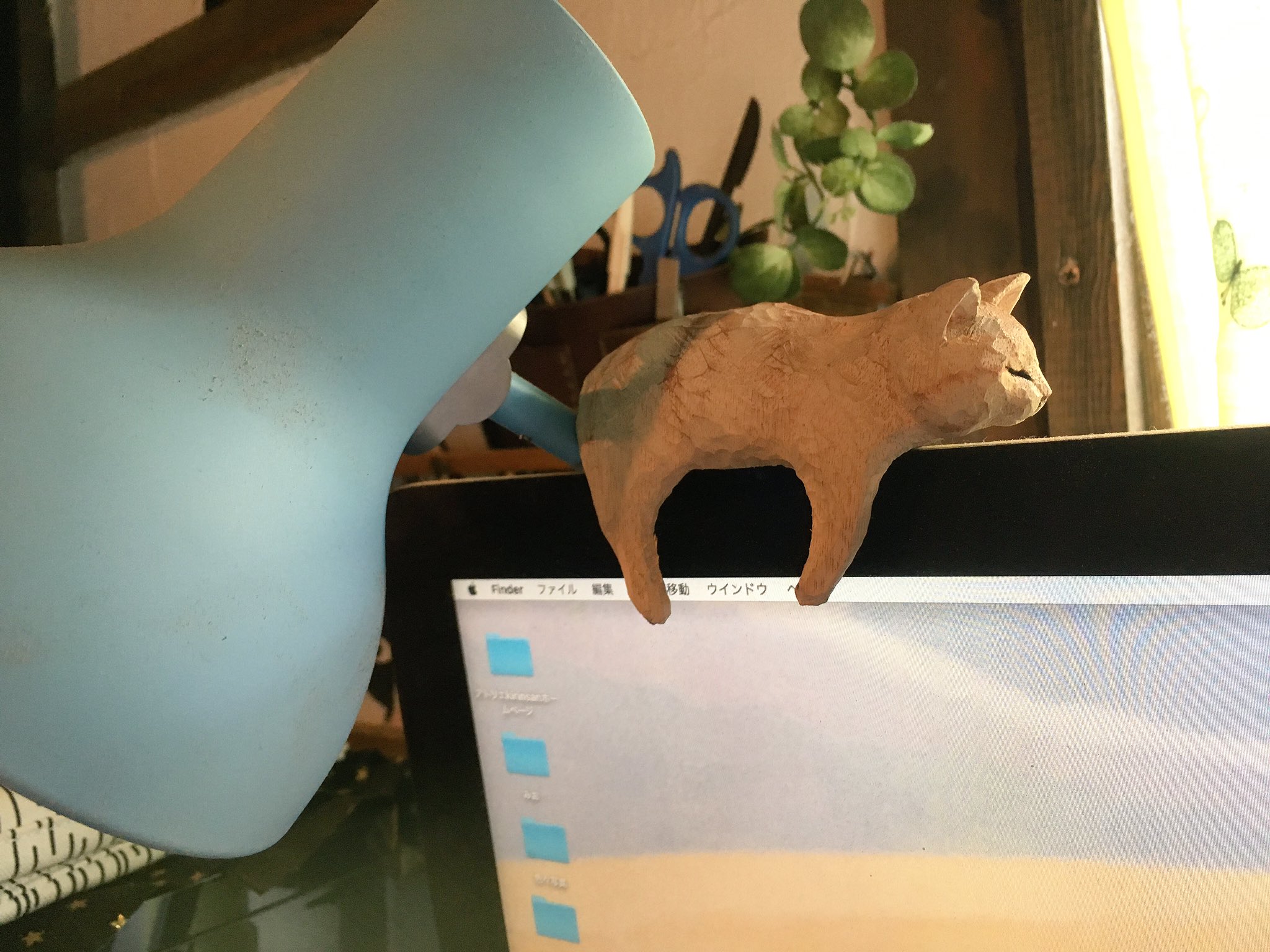 はしもとみお だらーんとする猫の彫刻を作りました Pcの上や手の上と 癒してくれます しかし犬が早くも狙う T Co Yg0b7zs63b Twitter