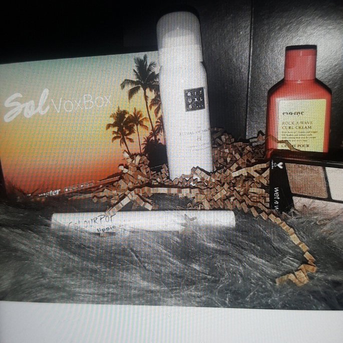YessyReviews's tweet image. Excited about my Sol voxbox! Can&apos;t wait to try everything!

#gotitfree #evanyc #wetnwild #colourpop #influenster #rituals @evahairnyc
