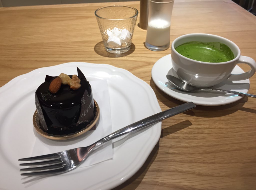 snowmagic15's tweet photo. 抹茶もケーキも美味💕お客さんも私だけだったという奇跡❣️のんびり癒された(//∇//) #キットカット #chocolatory #銀座 https://t.co/U4wH68LF0z