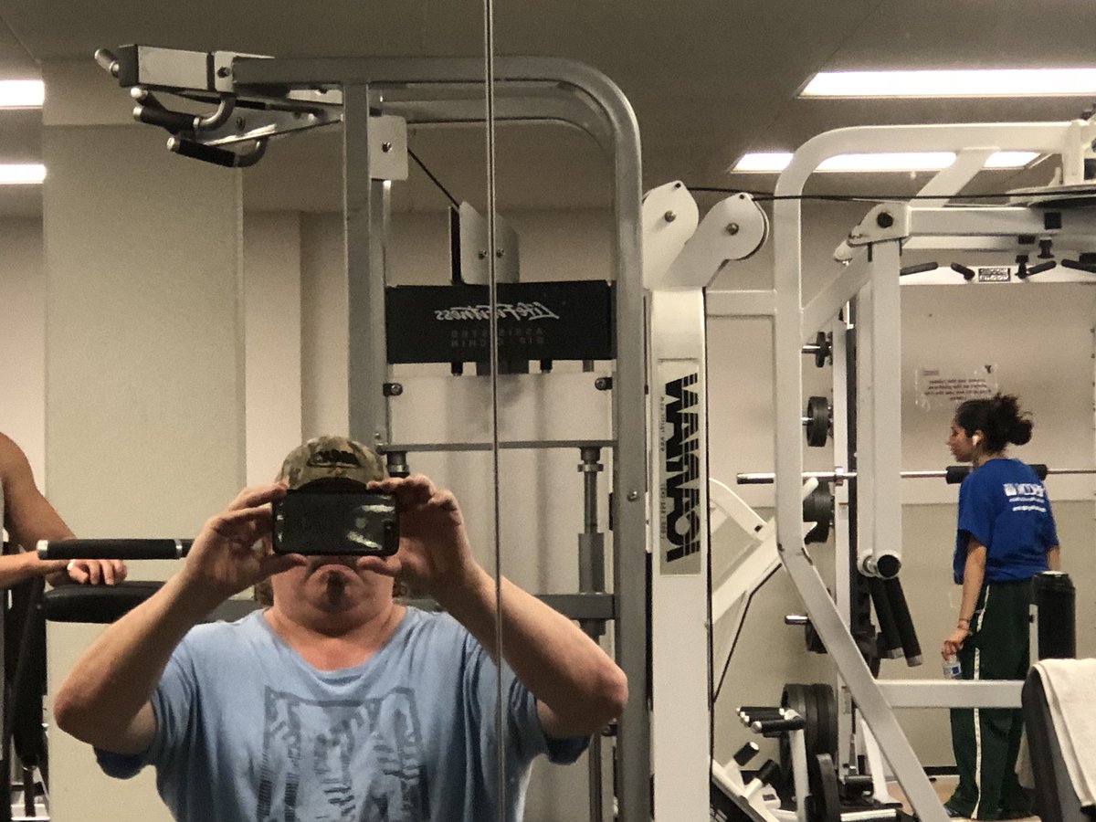 TlrWorldWidellc's tweet photo. Leaving. The #Gym now after another 18hr day at work😂 It’s how I un stress man✊ #FridaysThoughts #FitnessForLife #SurfsUp 🌊🏄🏽  Put down that pie 🥧 those chips &amp; sweets &amp; Get off the couch 🛋 and do something great with Your life. #GrindHarder on your dreams &amp; #ExecuteThem https://t.co/gGImZa22YV