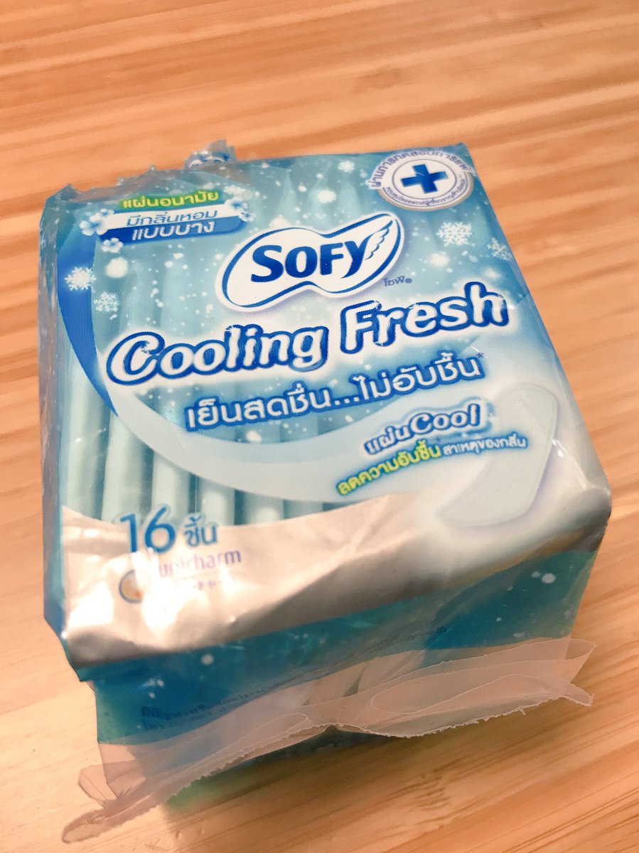 saxphonoe's tweet photo. そう、女性モノですが、タイの生理用品はおもしろいのがあって、cooling freshと書いてあったので、使ってみたらお股がスースー！慣れない感覚に寝てても落ち着かなかった……
#Thailand https://t.co/rdoak0XBh5