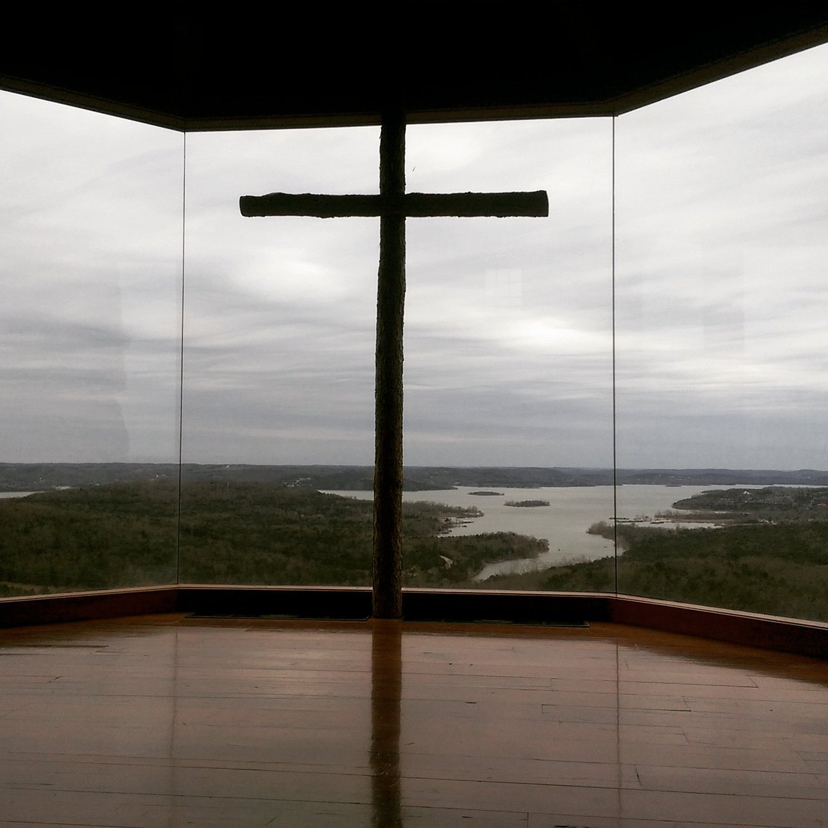 samarhefka's tweet photo. Branson has been my happy place for many years, a place I called home. My heart ached at the news of the lives lost in Table Rock Lake. My thoughts are with the families who are suffering. 💔 #PrayForBranson #TableRockLake https://t.co/USrwNUzbKU