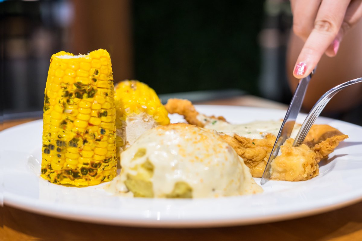 TGIFIndonesia's tweet photo. Makanan yang kamu pilih di siang hari, akan menentukan mood kamu untuk melanjutkan harimu. Kami punya 2 menu utama dan 2 iced tea yang bisa kamu dapatkan dengan harga Rp 219.900++. Ayo ajak teman terbaikmu untuk menikmat promo Lunch For Two hanya di #TGIFridays! #ALWAYSFRIDAYS https://t.co/3zS78LqpPA