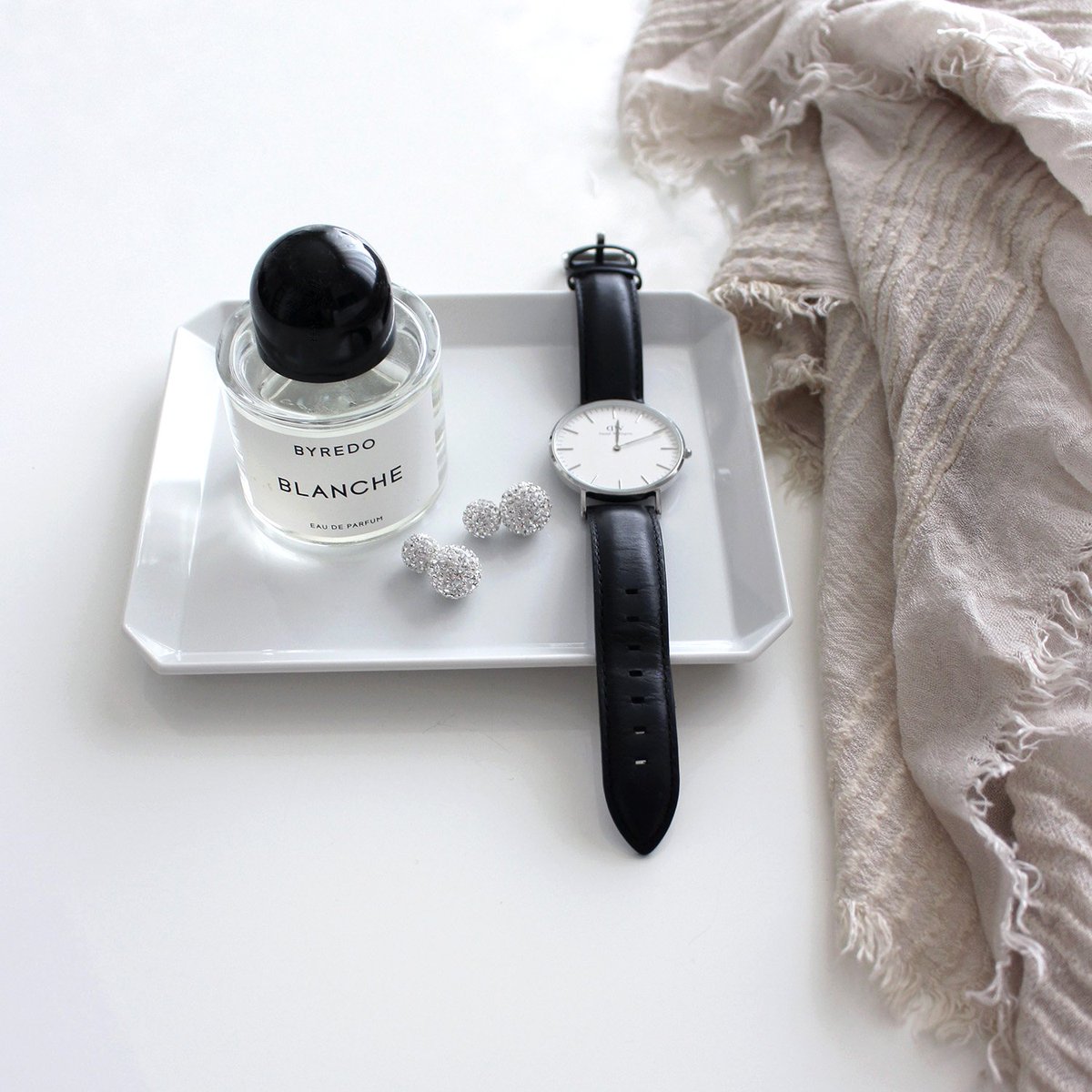 ট ইট র Love Home Mari 収納 インテリア Aritajapanのスクエアプレートは 食器としてだけでなく アクセサリーや細々した小物類を入れる インテリアトレイとしても使えます T Co 2auz6yfmnz Aritajapan 有田焼き 和食器 食器 ピアス Byredo