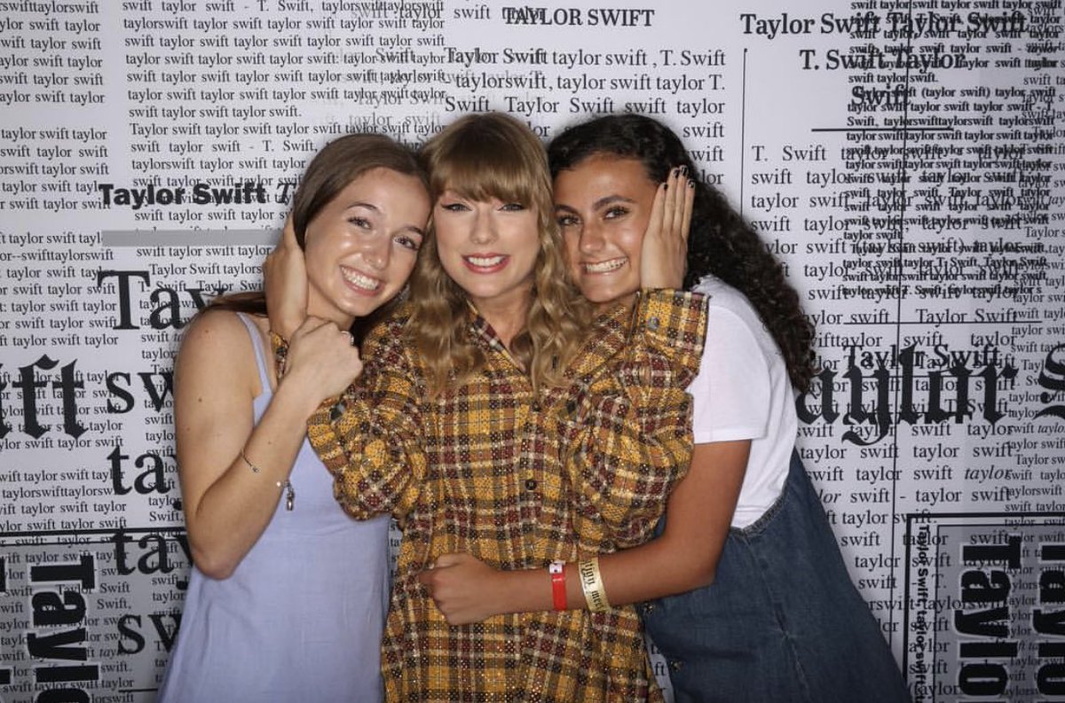 winestainedtay's tweet photo. ARE WE KIDDINGJSKDJD THIS IS THE WARMEST PICTURE LOOK AT HER SMILE IM CRYING https://t.co/F8ohmXLbXm