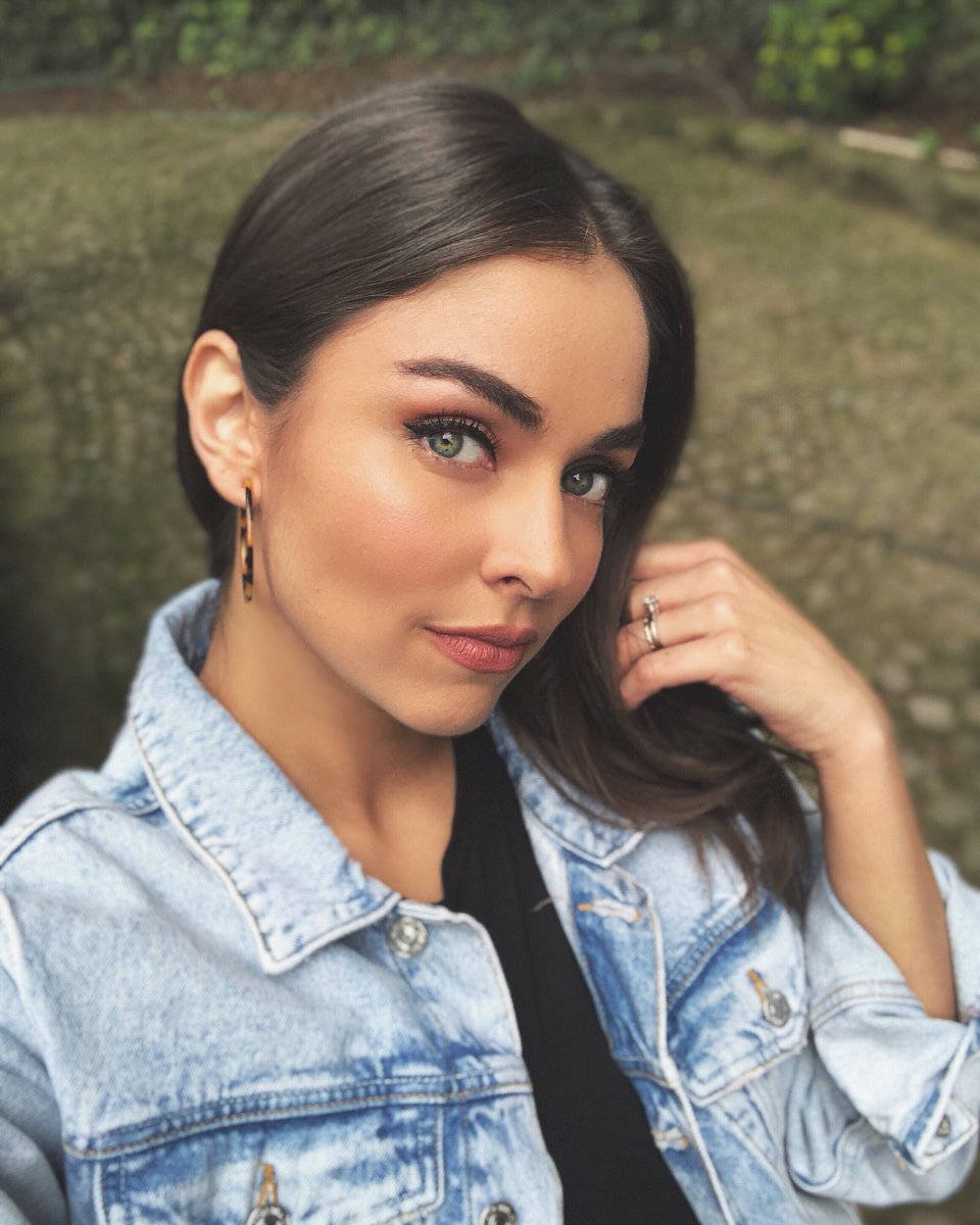 claudia3martin's tweet photo. Viernes 🖤 https://t.co/h76Ms1U9zd
