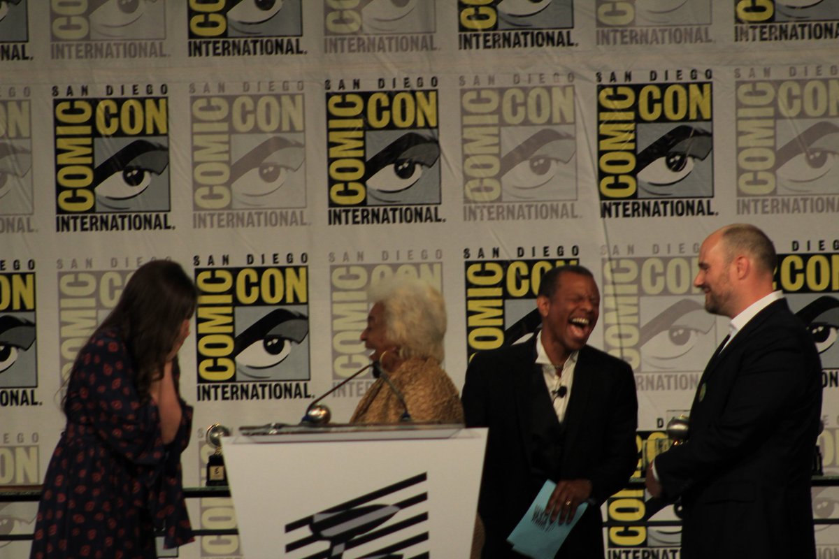 alexdsntcosplay's tweet photo. #nichellenichols making #MarjorieLiu, #Tomking and #phillamarr crack up on stage at the #eisneraward
#sdcc #pulpculthq #confunk #conlife #cosplayer #cosplay #instagood #convention #sdcc2018 https://t.co/ED4aPkzBFA